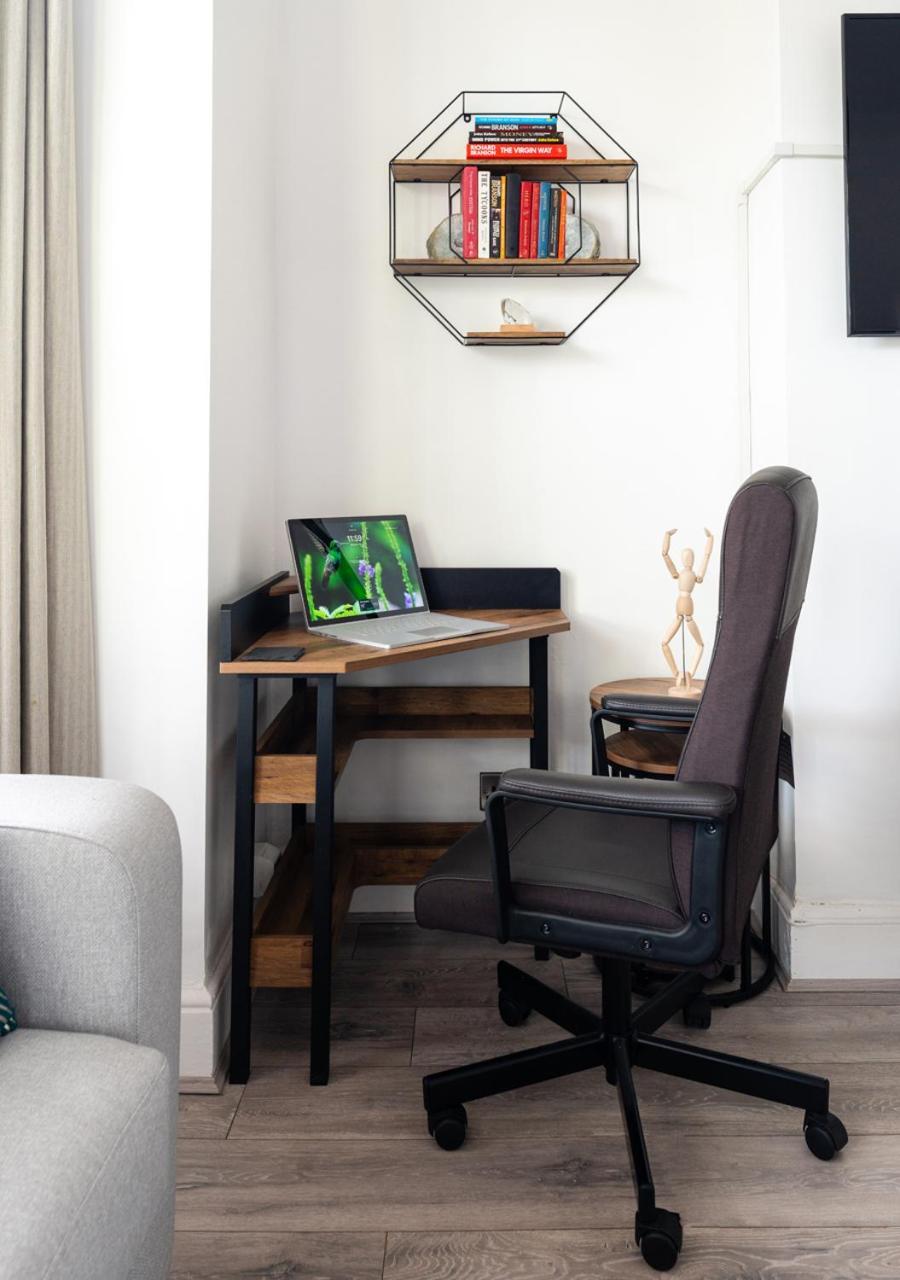Tettenhall Apartment *
